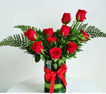 10 RED ROSE IN VASE WITH FERN